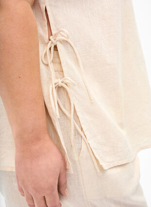 Zizzi Blouse à manches courtes en mélange de coton et lin avec détail lacé, Sandshell, Model image number 2