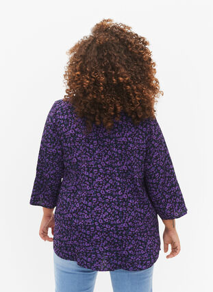 Zizzi Blouse en viscose à manches 3/4, Purple Leo AOP, Model image number 1