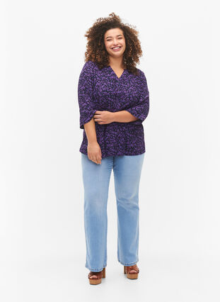 Zizzi Blouse en viscose à manches 3/4, Purple Leo AOP, Model image number 2