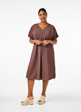 Zizzi Robe à col en V en viscose, Chocolate Martini, Model image number 0