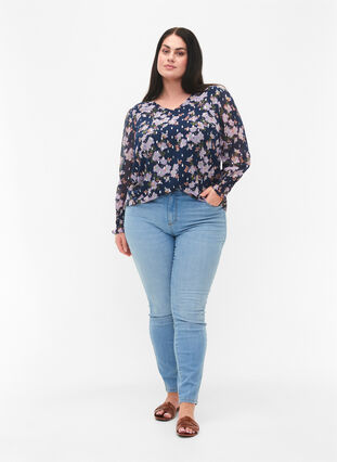 Zizzi Blouse à fleurs à manches longues et col en V, Blue Small Fl. AOP, Model image number 2