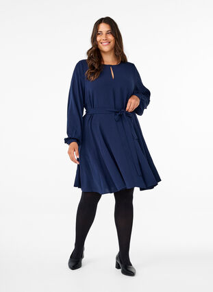 Zizzi Robe à manches longues avec ceinture à nouer, Navy Blazer, Model image number 2