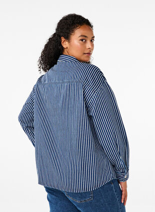 Zizzi Chemise en jean de couleur unie dotée de poches sur la poitrine, Blue Denim Stripe, Model image number 1