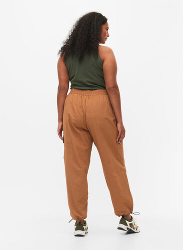 Zizzi Pantalons cargo avec cordon élastique ajustable, Sand, Model image number 1