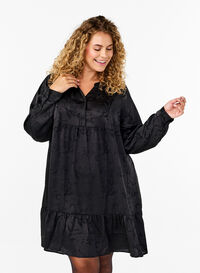 Petite robe en satin avec un motif ton sur ton, Black, Model