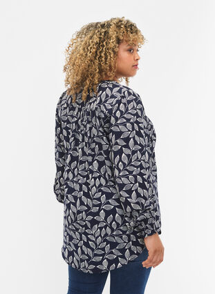 Zizzi Blouse avec smocks et décolleté en V, Navy Leaf, Model image number 1