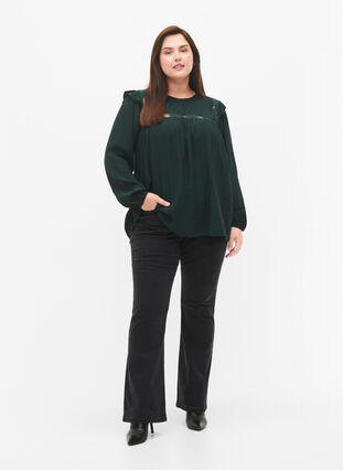 Zizzi Blouse en viscose avec froufrous et dentelle, Scarab, Model image number 2