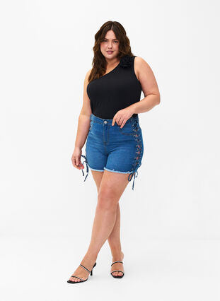 Zizzi Shorts en jean avec détails à lacets, Blue Denim, Model image number 4