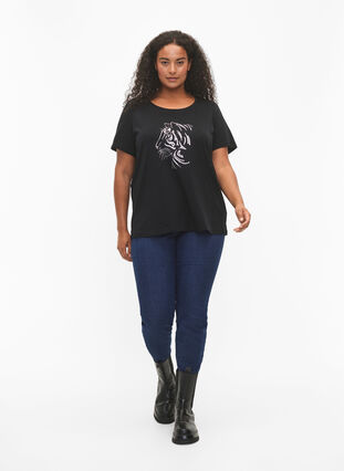 Zizzi T-shirt en coton avec motif, Black w. Lion, Model image number 2