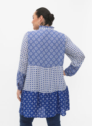 Zizzi Robe trapèze avec motifs et lignes de coupe, Blue AOP, Model image number 1