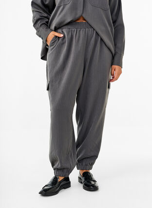 Zizzi Pantalon avec poches cargo et taille élastiquée, Dark Shadow Pin St., Model image number 2