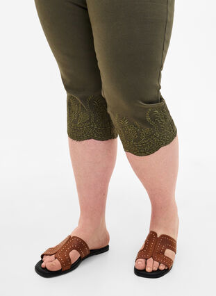 Zizzi  Pantacourts taille haute avec broderie anglaise, Dusty Olive, Model image number 2