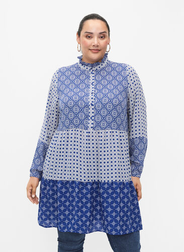 Zizzi Robe trapèze avec motifs et lignes de coupe, Blue AOP, Model image number 0