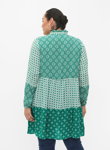 Zizzi Robe trapèze avec motifs et lignes de coupe, Green AOP, Model image number 1