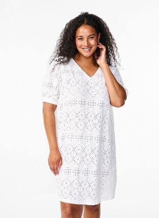 Zizzi Robe courte avec col en V et motifs à trous, Bright White, Model image number 0