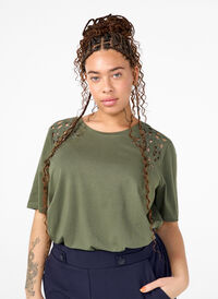 T-shirt en coton bio avec détails brodés, Thyme, Model
