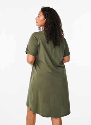 Zizzi Robe t-shirt en coton, Thyme, Model image number 1