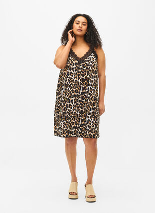 Zizzi Robe à bretelles en viscose ornée de dentelle, Leopard, Model image number 2