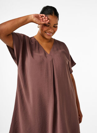 Zizzi Robe à col en V en viscose, Chocolate Martini, Model image number 2