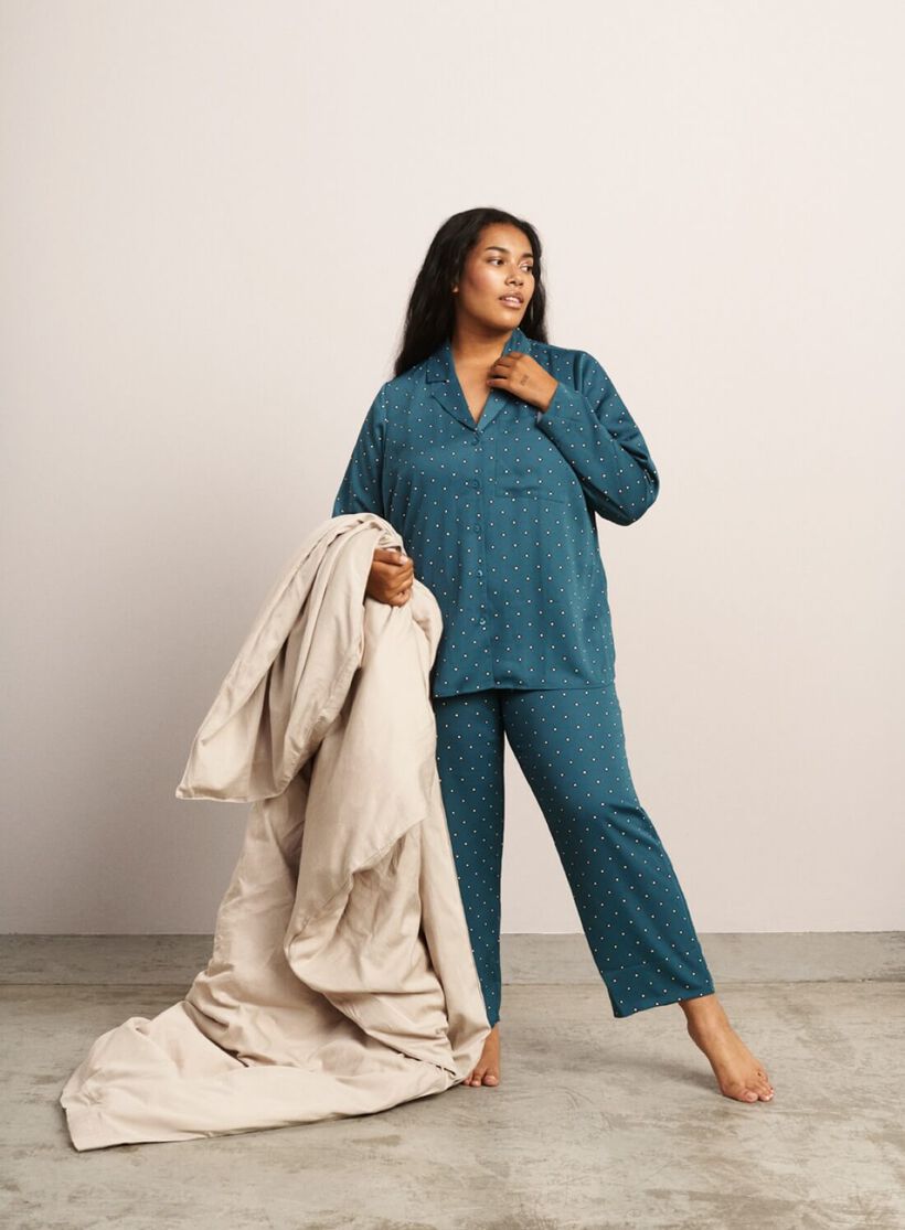 Zizzi Pyjamas avec magnifique design Prix fixe 79,99 EUR, , Model, 1