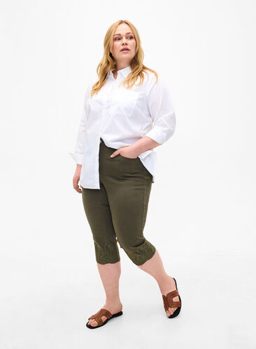 Zizzi  Pantacourts taille haute avec broderie anglaise, Dusty Olive, Model image number 0