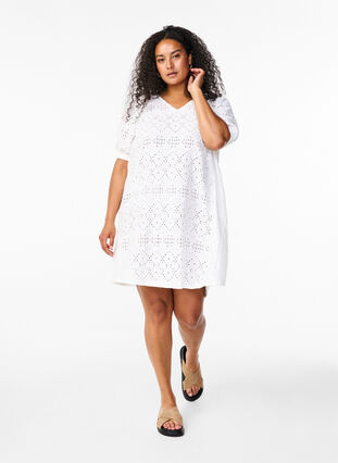 Zizzi Robe courte avec col en V et motifs à trous, Bright White, Model image number 2