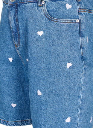 Zizzi Shorts en jean taille haute ornés de cœurs brodés, Light Blue Heart, Packshot image number 2