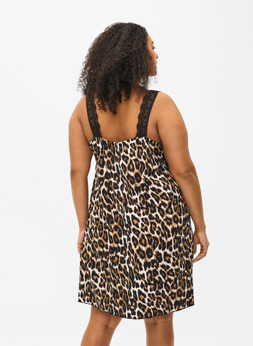 Zizzi Robe à bretelles en viscose ornée de dentelle, Leopard, Model image number 1