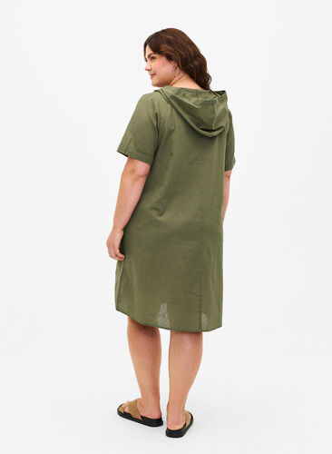 Zizzi Robe à capuche en coton mélangé et lin, Deep Lichen Green, Model image number 1