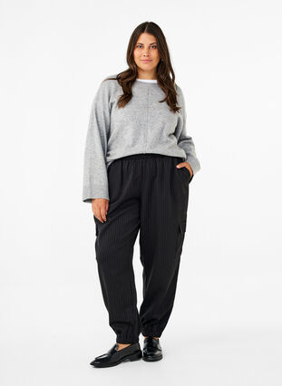 Zizzi Pantalon avec poches cargo et taille élastiquée, Black Sand Pin St., Model image number 0