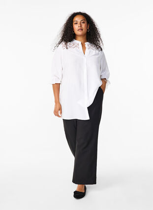 Zizzi Chemise longue en viscose avec détail en dentelle, Bright White, Model image number 2