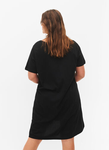 Zizzi Chemise de nuit en coton biologique avec col en V , Black W. Yesterday, Model image number 1