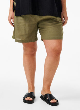 Zizzi Short ample en mélange de coton avec du lin, Deep Lichen Green, Model image number 2