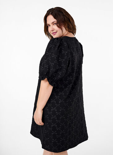 Zizzi Robe jacquard courte avec des nœuds, Black W. Bow, Model image number 1