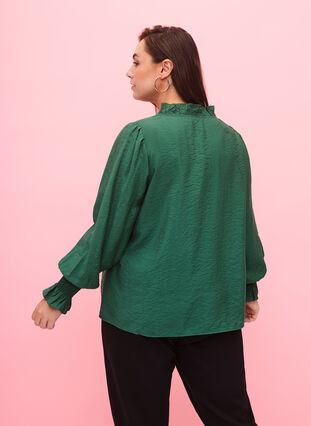 Zizzi Blouse à manches longues en viscose avec détails de volants, Hunter Green, Model image number 1