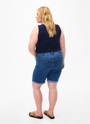 Zizzi  Shorts en jean moulants à taille haute, Blue Denim, Model image number 1