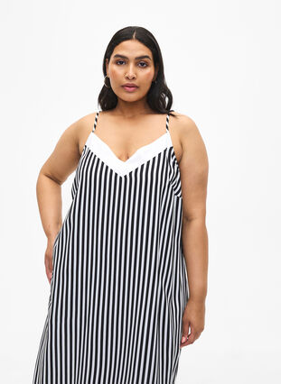 Zizzi FLASH - Robe à bretelles rayée en viscose, Black White Stripe, Model image number 2