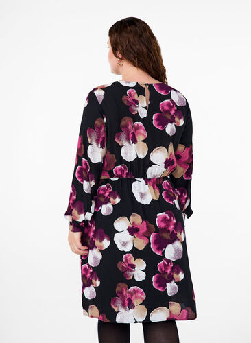 Zizzi Robe en viscose avec imprimé et manches longues., Black Pink FlowerAOP, Model image number 1