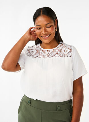 Zizzi Chemisier à manches courtes en viscose avec détail en dentelle, Bright White, Model image number 0