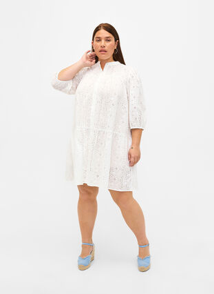 Zizzi Robe chemise en coton à broderie anglaise, Bright White, Model image number 2