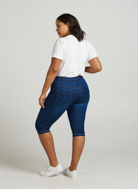 Jean coupe slim Emily capri, Blue denim, Model