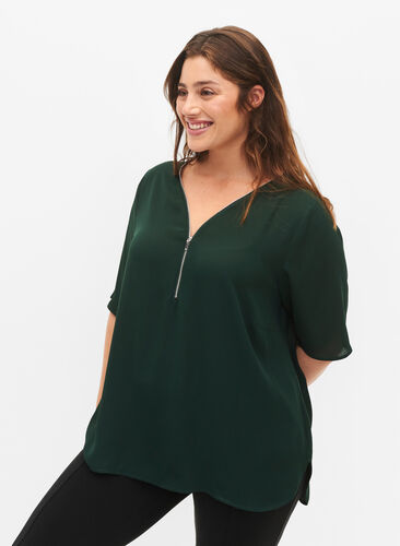 Zizzi Blouse à encolure en V avec fermeture éclair, Scarab, Model image number 0