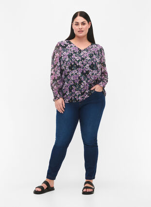 Zizzi Blouse à fleurs à manches longues et col en V, Black Small Fl. AOP, Model image number 2