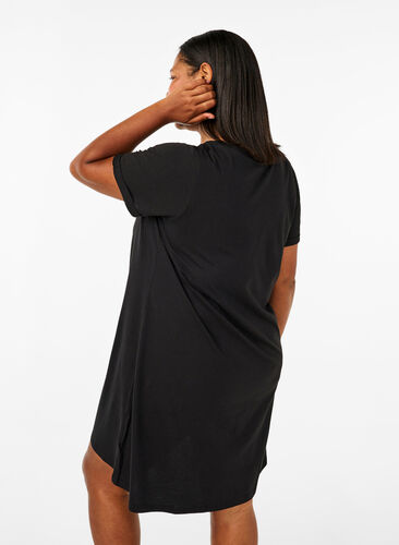 Zizzi Chemise de nuit à manches courtes en coton biologique, Black Be Strong , Model image number 1