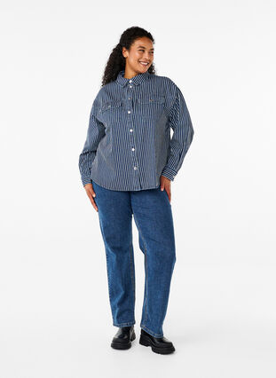 Zizzi Chemise en jean rayée avec poches de poitrine, Blue Denim Stripe, Model image number 3