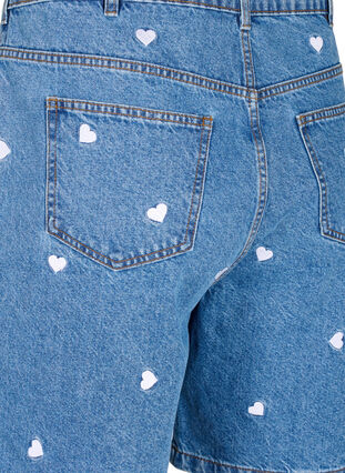 Zizzi Shorts en jean taille haute ornés de cœurs brodés, Light Blue Heart, Packshot image number 3