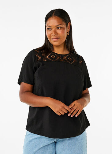 Zizzi Chemisier à manches courtes en viscose avec détail en dentelle, Black, Model image number 0