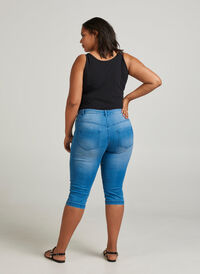 Jean coupe slim Emily capri, Light blue denim, Model