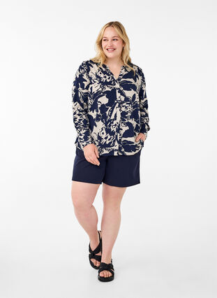 Zizzi Chemise à manches longues avec imprimé et col en V, Navy Blazer AOP, Model image number 2