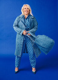 Trench en jean avec ceinture, Blue Denim, Model